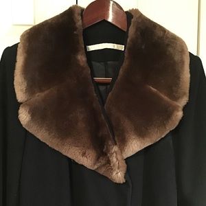 Elegant Perry Ellis/Saks 5th wool coat, fur collar